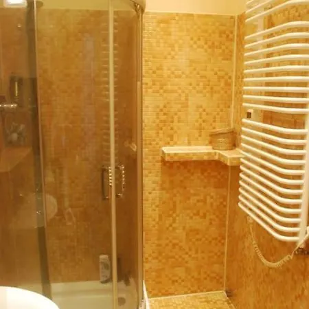 Climatic For 2-4 Person In Main Square Apartment *